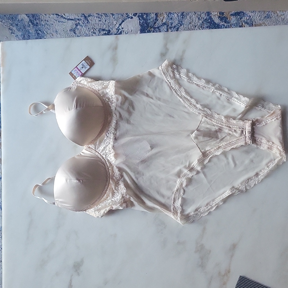 Cosmopolitan Cream Lace Bodysuit New With Tag